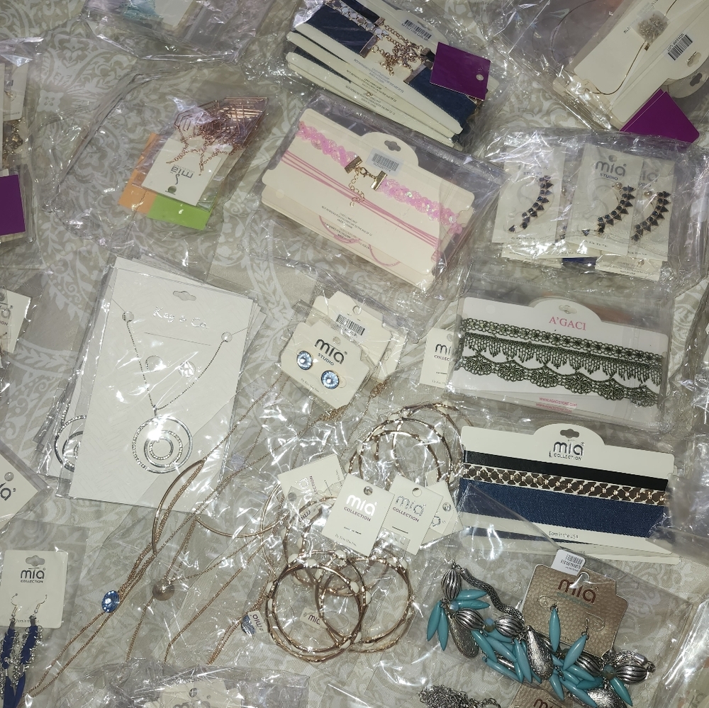Resellers Bundle 132 pieces of Mia Collection Accessories. - Picture 8 of 10